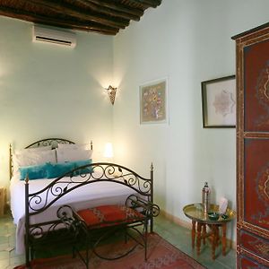 Kleine Kamer met een King Size Bed